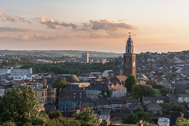 la ciudad de corcho, irlanda al anochecer. - county cork fotografías e imágenes de stock