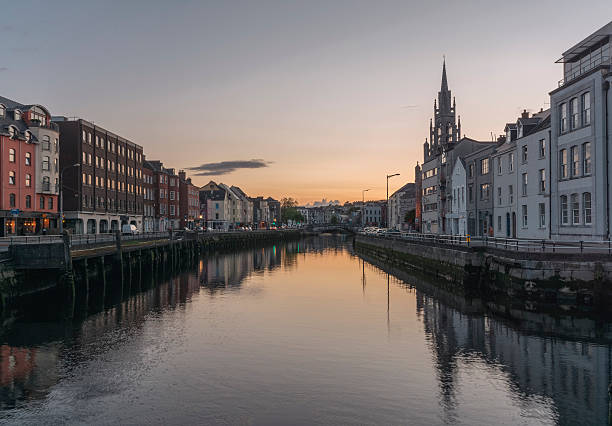 der river lee in cork, irland bei nacht. - republic of ireland corcaigh night photography stock-fotos und bilder