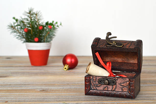 istock Christmas letter in treasure chest 537464074