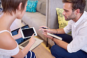 mann-achtet-darauf-dass-tablet-von-frau-