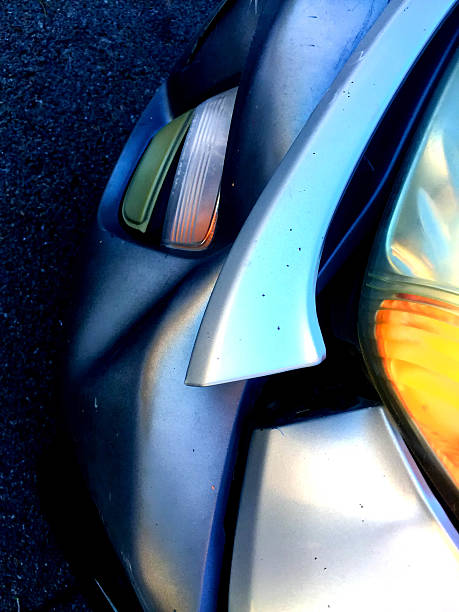 tope daños de accidente de coche - dented bumper driving distracted fotografías e imágenes de stock