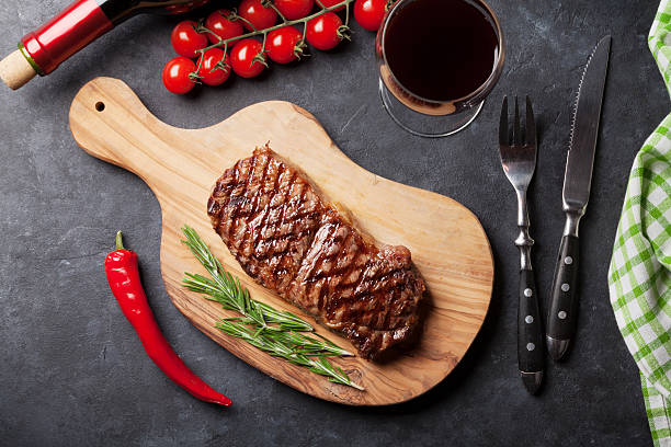 striploin bistec a la parrilla y un vino tinto - balsamic vinegar bottle vinegar red wine fotografías e imágenes de stock