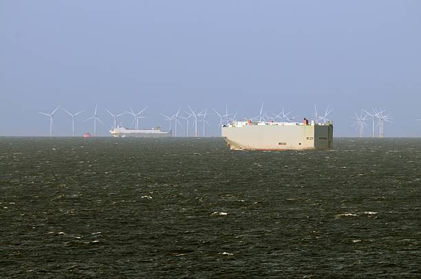 morze północne windfarm i statków towarowych - belgium bruges windmill europe zdjęcia i obrazy z banku zdjęć