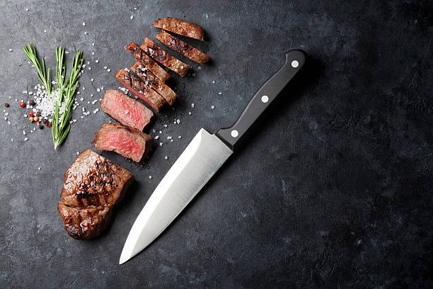 bistecca di manzo alla griglia, affettato - strip steak steak sirloin steak rib eye steak foto e immagini stock