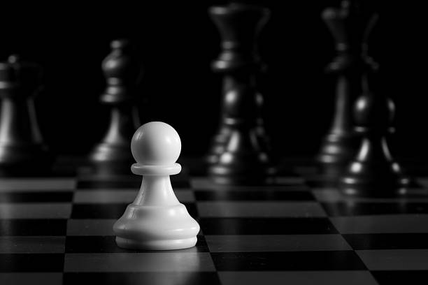 biały pionek na szachownicy z czarnymi szachami - intelligence set armed forces competitive sport zdjęcia i obrazy z banku zdjęć