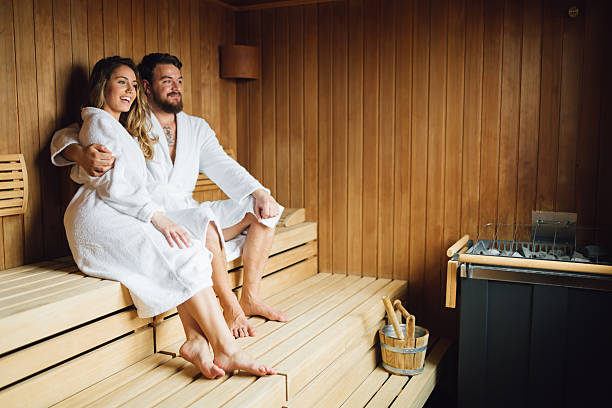 piękna para relaks w saunie - health spa couple spa treatment towel zdjęcia i obrazy z banku zdjęć