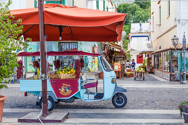 Tipica strada nel Isola d'Ischia, Italia. - foto stock