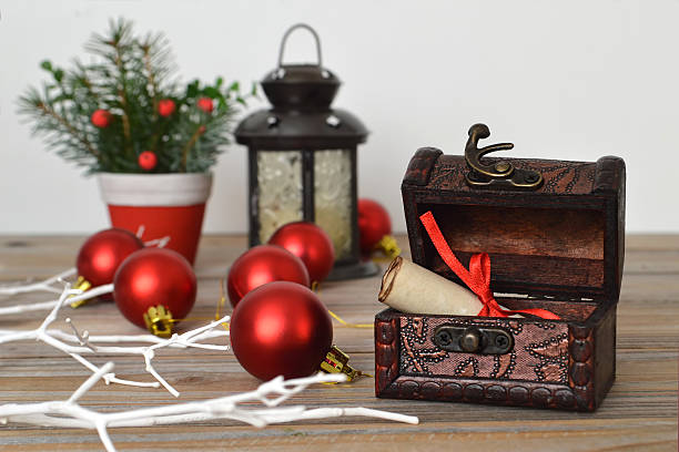 istock Christmas letter in treasure chest 537471350