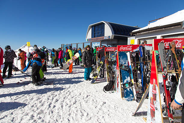 narciarzy ośrodku. kurort narciarski z rosa khutor. soczi. rosja - snowbord zdjęcia i obrazy z banku zdjęć