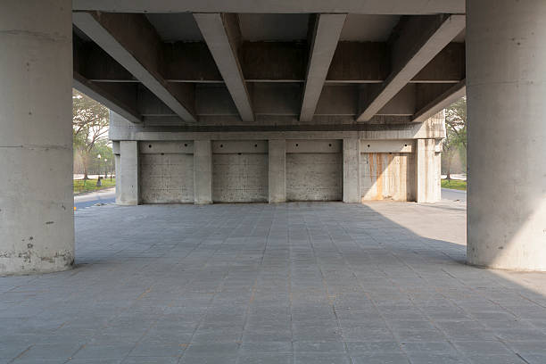 ponte  - construction bridge below concrete foto e immagini stock