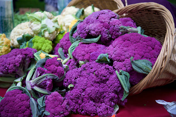 kolorowe kalafior na targ rolny - purple cauliflower zdjęcia i obrazy z banku zdjęć