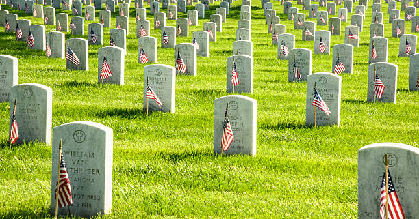 арлингтонское национальное кладбище - arlington national cemetery virginia cemetery american flag стоковые фото и изображения