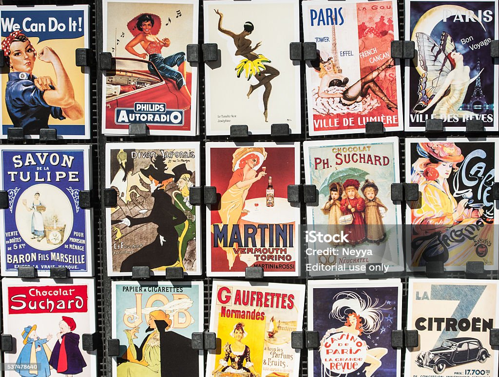 Vintage Banners e anúncios para venda no tradicional Bookstall, Paris - Foto de stock de Poster royalty-free