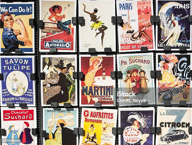 Foto de Vintage Banners E Anúncios Para Venda No Tradicional Bookstall Paris e mais fotos de stock de Poster