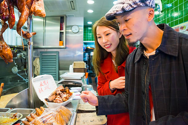 orientalische speisen zum mitnehmen - supermarket fast food fast food restaurant people stock-fotos und bilder