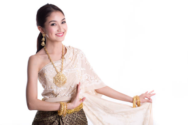 istock Asian woman traditional dance 537499027