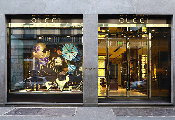 gucci fenêtres de la via monte napoleone à milan - via monte napoleone photos et images de collection