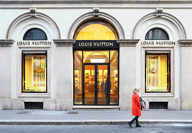 louis vuiton boutique w via monte napoleone, mediolan - via monte napoleone zdjęcia i obrazy z banku zdjęć