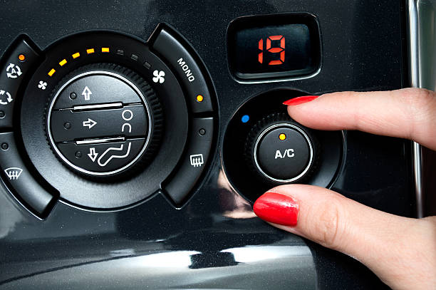женщина поворачивает на кондиционирование воздуха в автомобиле - car air conditioner vehicle interior driving стоковые фото и изображения