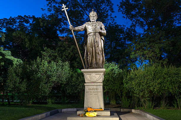 istock Night photo of Monument of bulgarian Tsar Samuel, Sofia 537508890