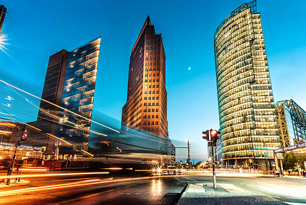 blu ora oltre postdamer platz a berlino - berlin germany architecture stoplight contemporary foto e immagini stock