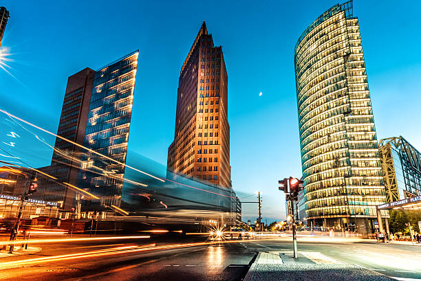 niebieski godziny na gleisdreieck platz, w berlinie - berlin germany zdjęcia i obrazy z banku zdjęć