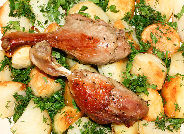 жареная утка с картофель - duck meat animal leg roasted prepared potato стоковые фото и изображения