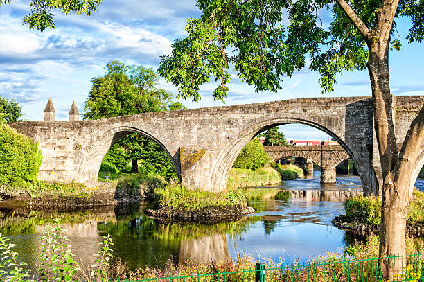старый каменный мост в stirling. шотландия. - ancient past arch natural arch стоковые фото и изображения