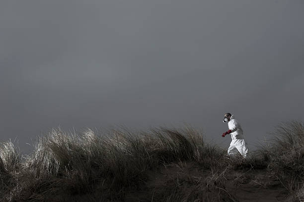 Mann in Gefahr Schutz Anzug geht in seltsame Landschaft – Foto