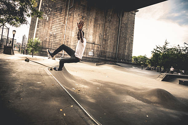 若い男性の乗馬 longboard - skateboard park extreme sports recreational pursuit skateboarding ストックフォトと画像
