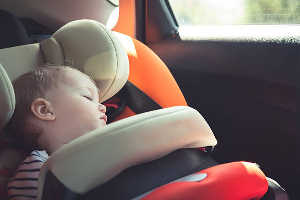 ребенок спит в car безопасности место во время путешествия - car baby baby car seat child стоковые фото и изображения