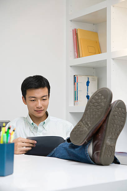 hombre con cuadrados con escritorio - shoe business expertise human resources fotografías e imágenes de stock