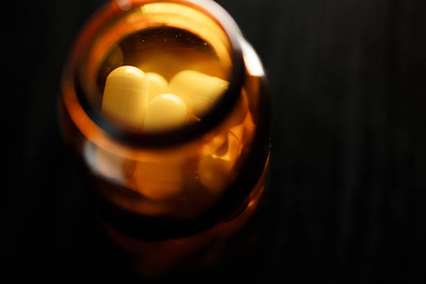 환약 - capsule vitamin pill red orange 뉴스 사진 이미지