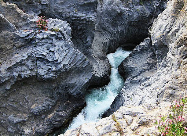 gole dell'alcantara - sicily river water gole dellalcantara - fotografias e filmes do acervo