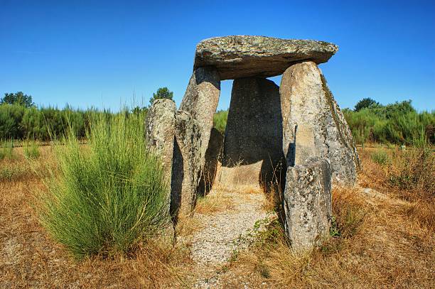 dolmen pedra da orca em gouveia - grave dolmen tomb cemetery - fotografias e filmes do acervo