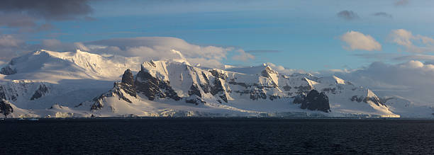 ultra-angolo ampio panorama di un paesaggio di montagna in antartide - uncultivated snow ice antarctica foto e immagini stock