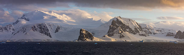 ultra-angolo ampio panorama di un paesaggio di montagna in antartide - uncultivated snow ice antarctica foto e immagini stock