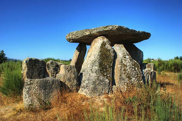 dolmen pedra da orca em gouveia - grave dolmen tomb cemetery - fotografias e filmes do acervo