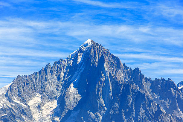 widok aiguille verte w chamonix-mont-blanc - climbing mountain climbing rock climbing moving up zdjęcia i obrazy z banku zdjęć