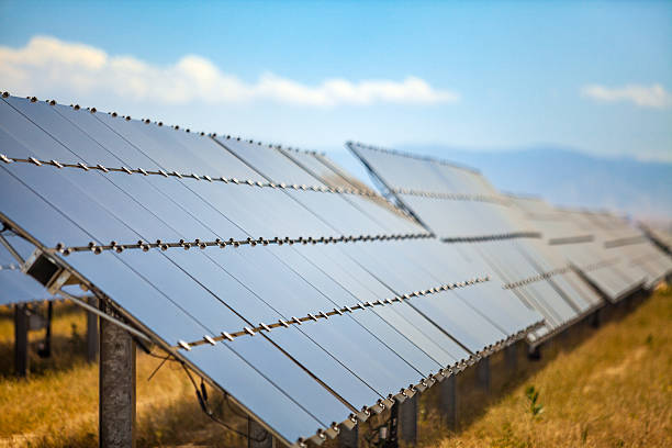 scala industriale fotovoltaico pannello solare gamma di bakersfield, california - tehachapi foto e immagini stock