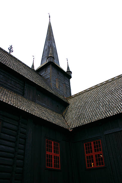 lom torre da igreja medieval de madeira - lom church stavkirke norway imagens e fotografias de stock
