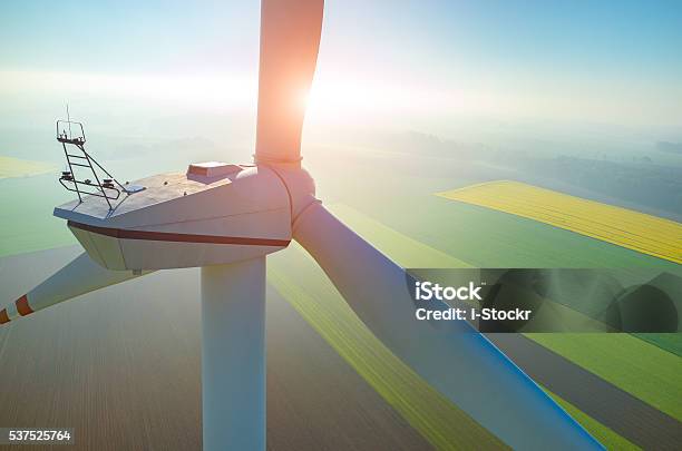 Sonnenuntergang Über Den Windmühlen Auf Dem Feld Stockfoto und mehr Bilder von Windenergie - Windenergie, Windkraftanlage, Agrarbetrieb