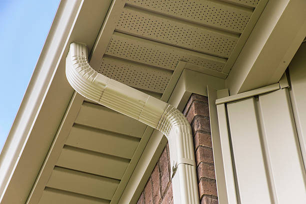 gutter on roof - çatı oluğu stok fotoğraflar ve resimler