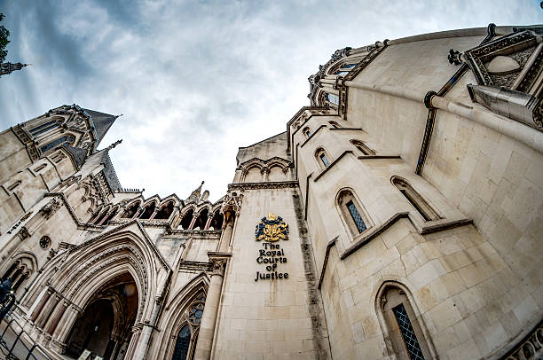 la façade des tribunaux cours royales de justice - royal courts of justice photos et images de collection