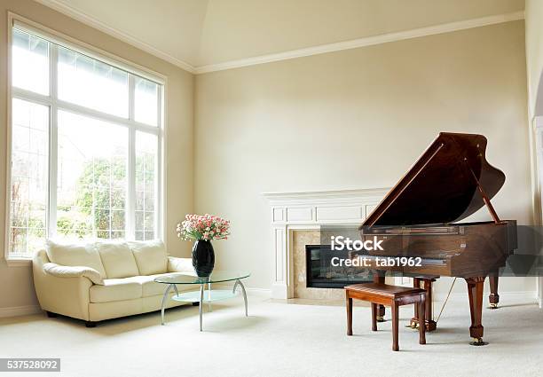 Sala De Estar De Luz Diurna Brillante Con Piano De Cola Foto de stock y más banco de imágenes de Piano