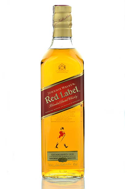 johnnie walker whisky label mélange rouge isolé sur fond blanc - johnnie walker scotch whisky whisky alcohol photos et images de collection