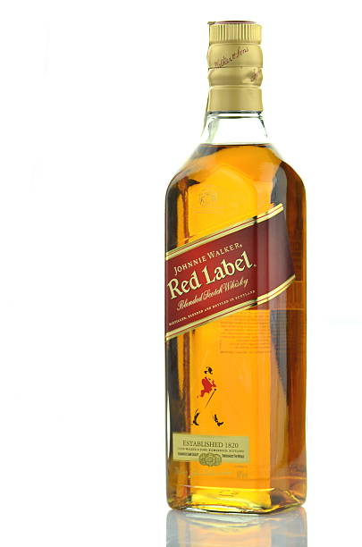 johnnie walker whisky label mélange rouge isolé sur fond blanc - johnnie walker scotch whisky whisky alcohol photos et images de collection