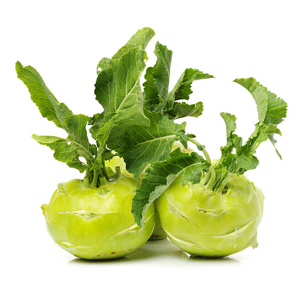 repolho fresco com verde folhas - kohlrabi turnip kohlrabies cabbage imagens e fotografias de stock