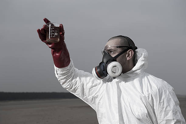 Hombre en traje de protección de riesgos se basa en la muestra - foto de stock