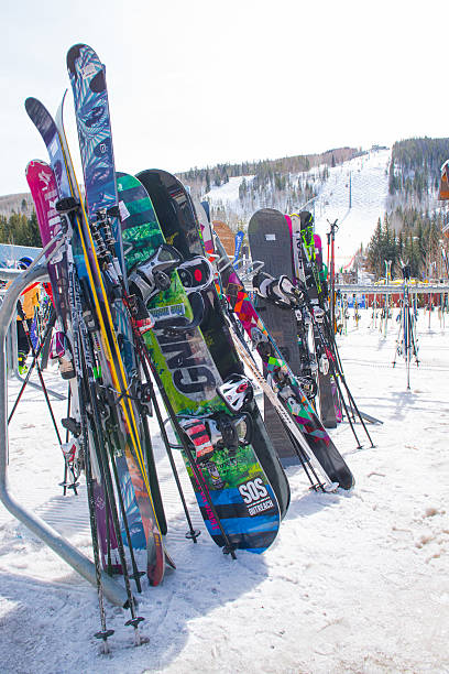 vail, colorado - ski lift overhead cable car gondola mountain foto e immagini stock